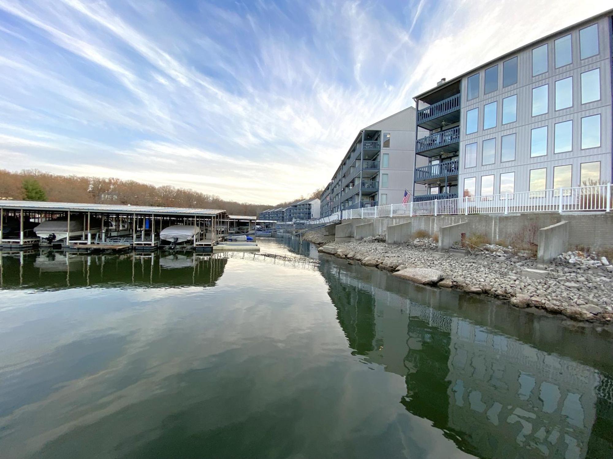 B Lakefront! Remodeled, Boat Slip, Patio Views, Pool, Boat Ramp, Wifi Osage Beach Dış mekan fotoğraf