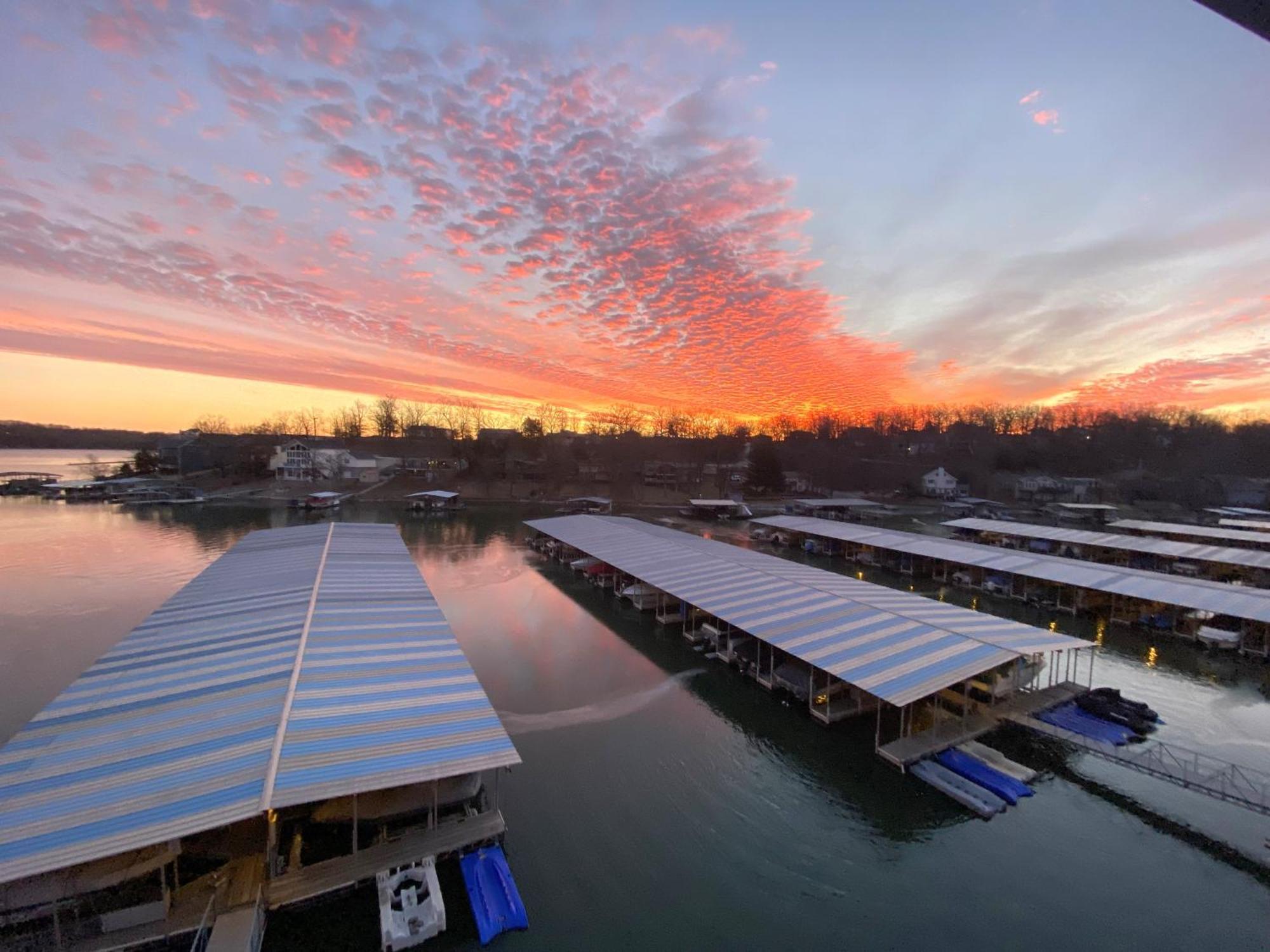 B Lakefront! Remodeled, Boat Slip, Patio Views, Pool, Boat Ramp, Wifi Osage Beach Dış mekan fotoğraf
